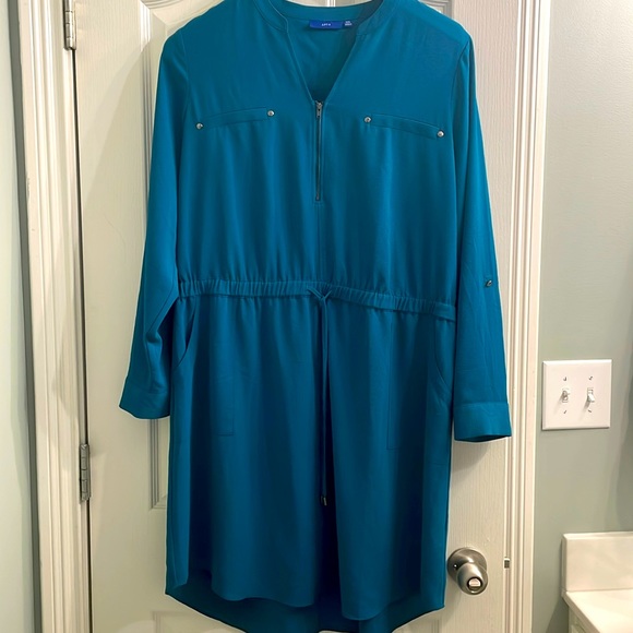 Teal dress. Singh waist. Can be worn as a long sleeve or 3/4 length. - Picture 1 of 6